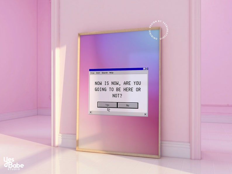 Pu&ograve; includere: Una stampa d'arte digitale con uno sfondo sfumato rosa e viola. La stampa presenta uno schermo di computer vintage con il testo "NOW IS NOW, ARE YOU GOING TO BE HERE OR NOT?" e due pulsanti etichettati "S&igrave;" e "No".