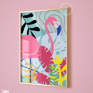 K&ouml;nnte beinhalten: Ein gerahmter Druck mit einem rosa Flamingo mit blauen Akzenten, der in einem Dschungel aus bunten Bl&auml;ttern steht. Der Hintergrund ist hellblau mit abstrakten Formen. Der Rahmen ist golden.