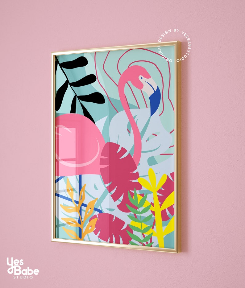 K&ouml;nnte beinhalten: Ein gerahmter Druck mit einem rosa Flamingo mit blauen Akzenten, der in einem Dschungel aus bunten Bl&auml;ttern steht. Der Hintergrund ist hellblau mit abstrakten Formen. Der Rahmen ist golden.