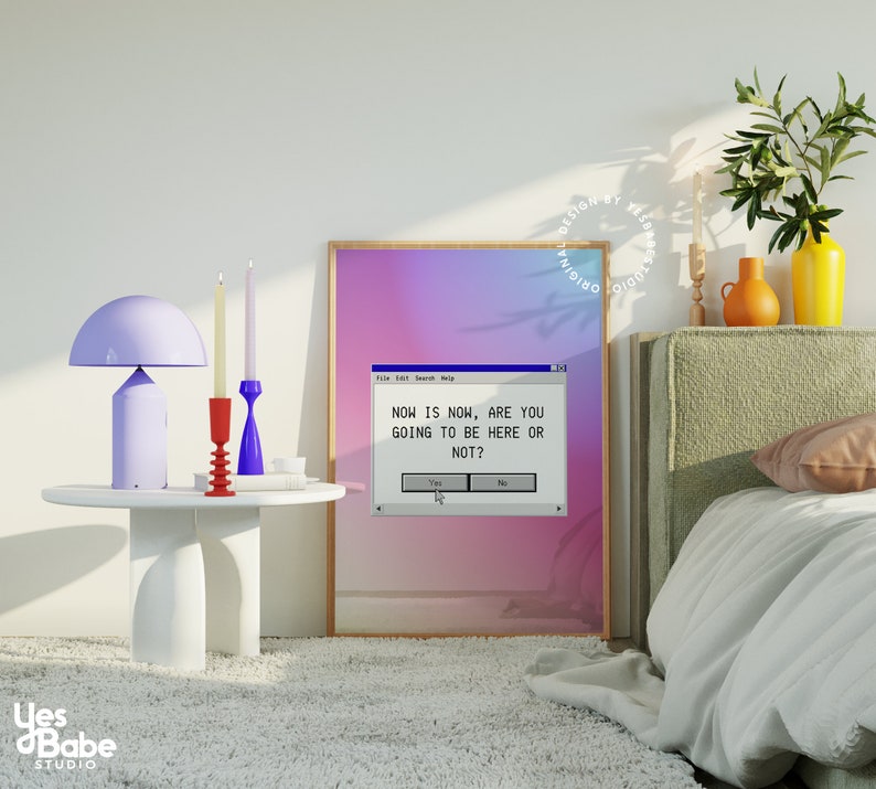 Pu&ograve; includere: Una stampa incorniciata con uno sfondo sfumato di rosa, viola e blu. La stampa presenta uno schermo del computer con una finestra pop-up che dice "NOW IS NOW, ARE YOU GOING TO BE HERE OR NOT?" con pulsanti che dicono "S&igrave;" e "No".