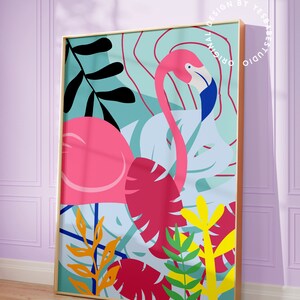 K&ouml;nnte beinhalten: Ein digitaler Kunstdruck mit einem rosa Flamingo mit blauem Schnabel und Hals, umgeben von bunten tropischen Bl&auml;ttern und abstrakten Formen auf hellblauem Hintergrund. Der Druck ist in Gold gerahmt.