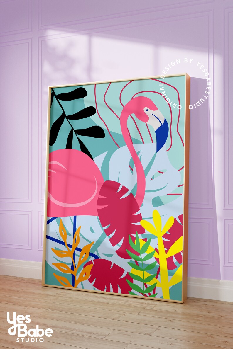 K&ouml;nnte beinhalten: Ein digitaler Kunstdruck mit einem rosa Flamingo mit blauem Schnabel und Hals, umgeben von bunten tropischen Bl&auml;ttern und abstrakten Formen auf hellblauem Hintergrund. Der Druck ist in Gold gerahmt.