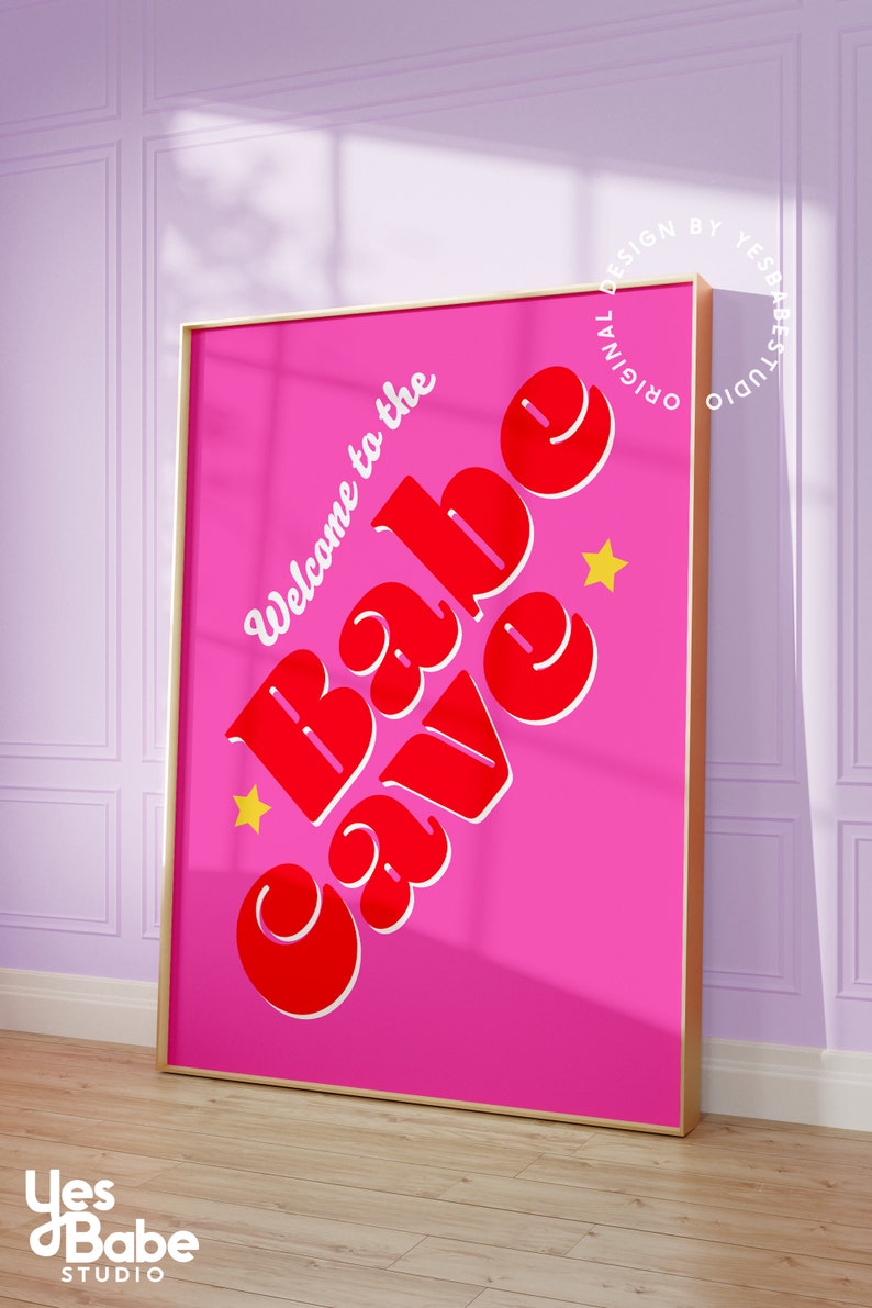 Puede incluir: Una impresi&oacute;n enmarcada rosa con el texto "Welcome to the Babe Cave" en letras rojas y blancas con dos estrellas amarillas.