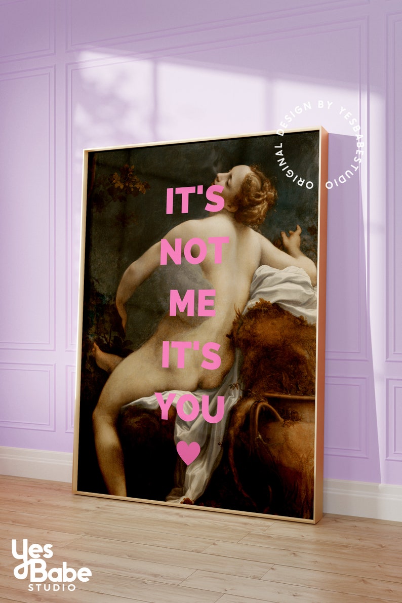 Pu&ograve; includere: Una stampa d'arte incorniciata con un dipinto vintage di una donna in un paesaggio. La stampa ha un testo rosa che dice "It's not me it's you" con un cuore rosa.