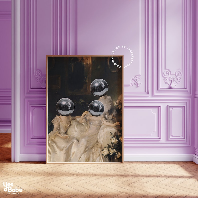 K&ouml;nnte beinhalten: Ein gerahmtes Kunstwerk mit einem klassischen Gem&auml;lde, das drei schwarze Kugeln anstelle der K&ouml;pfe der Figuren zeigt. Das Kunstwerk ist vor einer lilafarbenen Wand mit dekorativen Leisten und einem Holzboden platziert. Der Text "YES BABE STUDIO ORIGINAL DESIGN" ist sichtbar.