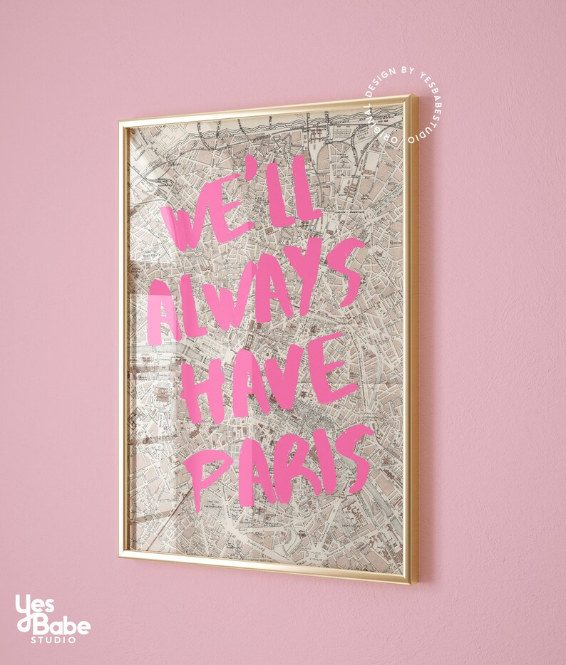 K&ouml;nnte beinhalten: Ein gerahmter Druck mit einer Vintage-Karte von Paris als Hintergrund. Die Worte "We'll Always Have Paris" sind in Pink &uuml;ber die Karte geschrieben.