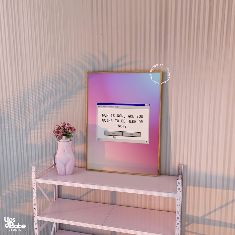 Pu&ograve; includere: Una stampa incorniciata con uno sfondo sfumato rosa e viola. La stampa presenta uno schermo di computer con il testo "NOW IS NOW, ARE YOU GOING TO BE HERE OR NOT?" in una casella bianca con un bordo blu. Lo schermo ha due pulsanti, "S&igrave;" e "No".