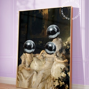 K&ouml;nnte beinhalten: Ein gerahmter Kunstdruck mit einem klassischen Gem&auml;lde, das drei Discokugeln anstelle der K&ouml;pfe der Figuren zeigt. Das Kunstwerk hat einen goldenen Rahmen und steht vor einer lavendelfarbenen Wand und einem hellen Holzboden. Der Druck hat den Text "YES BABE STUDIO" und "ORIGINAL DESIGN BY YES BABE STUDIO".