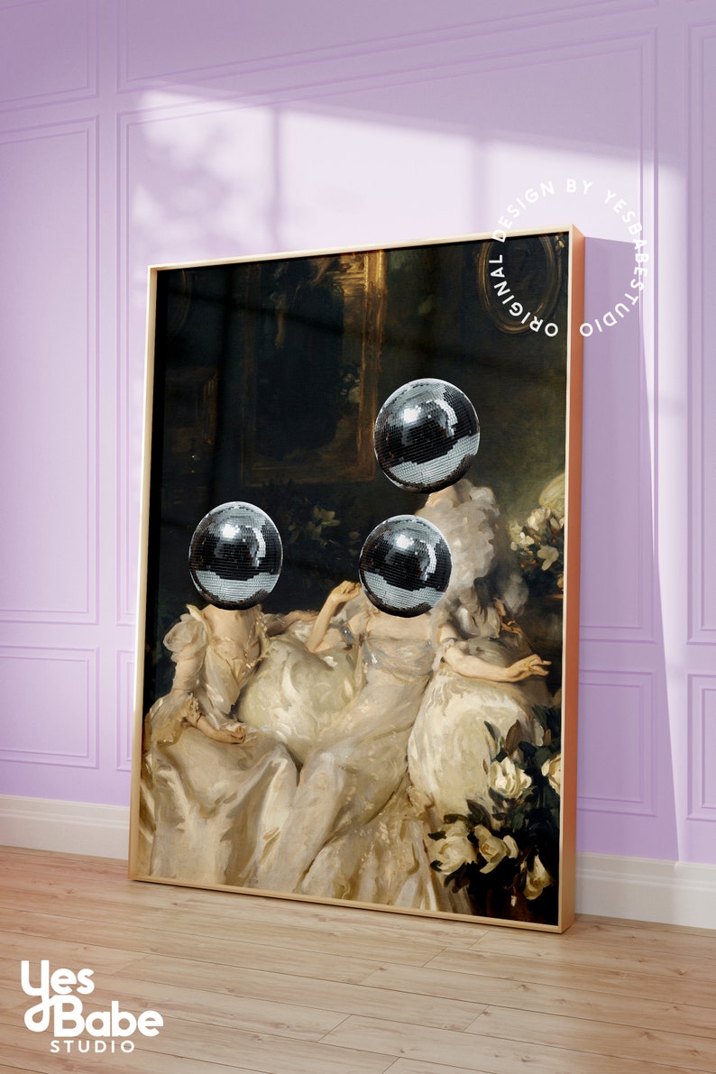 K&ouml;nnte beinhalten: Ein gerahmter Kunstdruck mit einem klassischen Gem&auml;lde, das drei Discokugeln anstelle der K&ouml;pfe der Figuren zeigt. Das Kunstwerk hat einen goldenen Rahmen und steht vor einer lavendelfarbenen Wand und einem hellen Holzboden. Der Druck hat den Text "YES BABE STUDIO" und "ORIGINAL DESIGN BY YES BABE STUDIO".