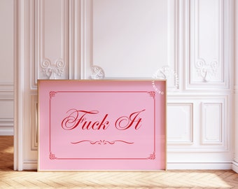 Könnte beinhalten: Ein gerahmter rosa Kunstdruck mit den Worten "Fuck It" in roter Schrift. Der Druck hat einen dekorativen Rahmen und wird vor einer weißen Wand mit Zierleisten und einem Holzboden gezeigt.