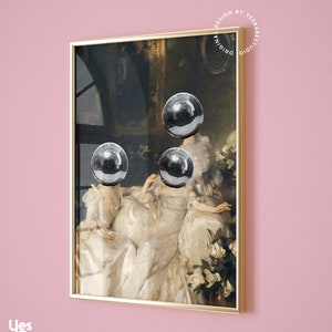K&ouml;nnte beinhalten: Gerahmter Kunstdruck mit einem klassischen Gem&auml;lde, bei dem drei Discokugeln die K&ouml;pfe der Figuren ersetzen. Das Kunstwerk befindet sich in einem goldenen Rahmen vor einem rosa Hintergrund. Der Text "DESIGN BY YES BABE STUDIO ORIGINAL" ist sichtbar.