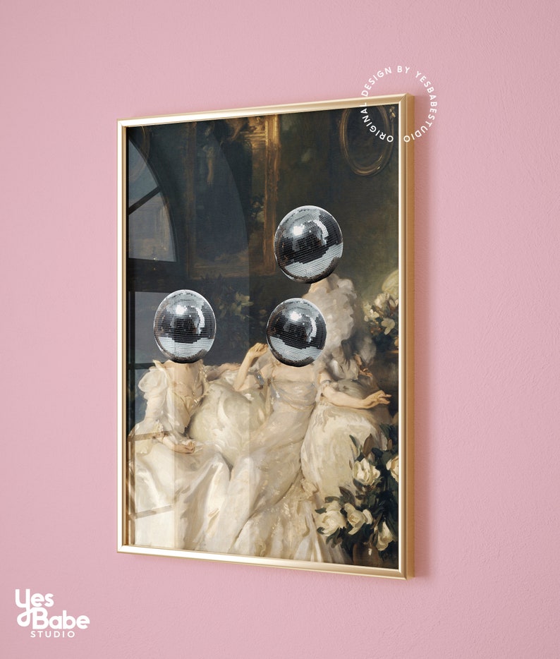 K&ouml;nnte beinhalten: Gerahmter Kunstdruck mit einem klassischen Gem&auml;lde, bei dem drei Discokugeln die K&ouml;pfe der Figuren ersetzen. Das Kunstwerk befindet sich in einem goldenen Rahmen vor einem rosa Hintergrund. Der Text "DESIGN BY YES BABE STUDIO ORIGINAL" ist sichtbar.