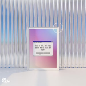 Pu&ograve; includere: Una stampa d'arte digitale incorniciata con uno sfondo sfumato rosa e viola. La stampa presenta una finestra pop-up di un computer vintage con il testo "NOW IS NOW, ARE YOU GOING TO BE HERE OR NOT?" con due pulsanti etichettati "S&igrave;" e "No".
