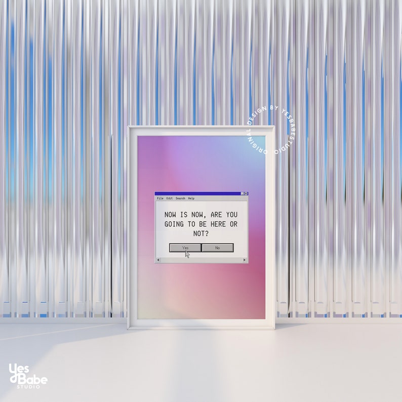 Pu&ograve; includere: Una stampa d'arte digitale incorniciata con uno sfondo sfumato rosa e viola. La stampa presenta una finestra pop-up di un computer vintage con il testo "NOW IS NOW, ARE YOU GOING TO BE HERE OR NOT?" con due pulsanti etichettati "S&igrave;" e "No".