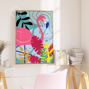 K&ouml;nnte beinhalten: Ein gerahmter abstrakter Kunstdruck mit einem rosa Flamingo mit blauem Schnabel und Hals, umgeben von bunten tropischen Bl&auml;ttern auf hellblauem Hintergrund.