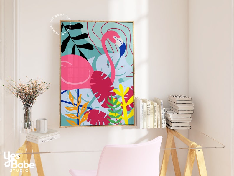 K&ouml;nnte beinhalten: Ein gerahmter abstrakter Kunstdruck mit einem rosa Flamingo mit blauem Schnabel und Hals, umgeben von bunten tropischen Bl&auml;ttern auf hellblauem Hintergrund.