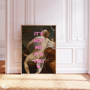 Pu&ograve; includere: Un dipinto vintage di una donna con testo rosa sovrapposto che dice "It's not me it's you" con un cuore rosa.