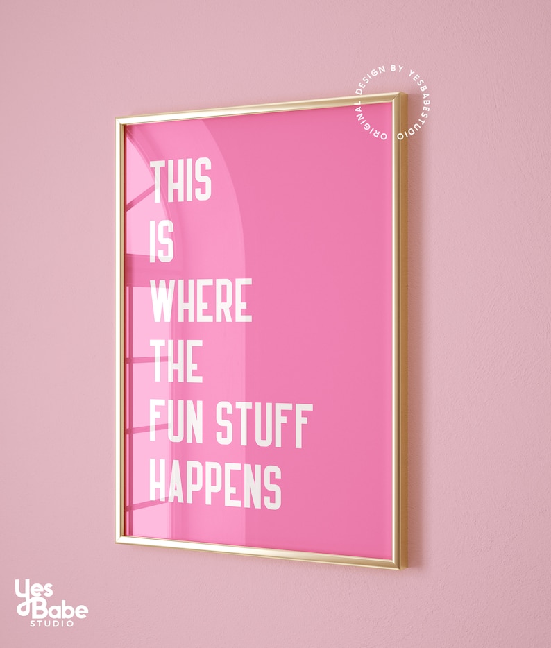 Puede incluir: Una impresi&oacute;n enmarcada rosa con un marco dorado que presenta el texto "This is where the fun stuff happens".