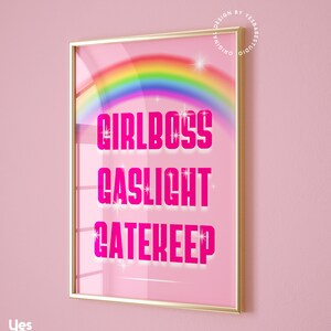 Pu&ograve; includere: Una stampa incorniciata rosa con un arcobaleno e il testo "Girlboss Gaslight Gatekeep" in rosa.