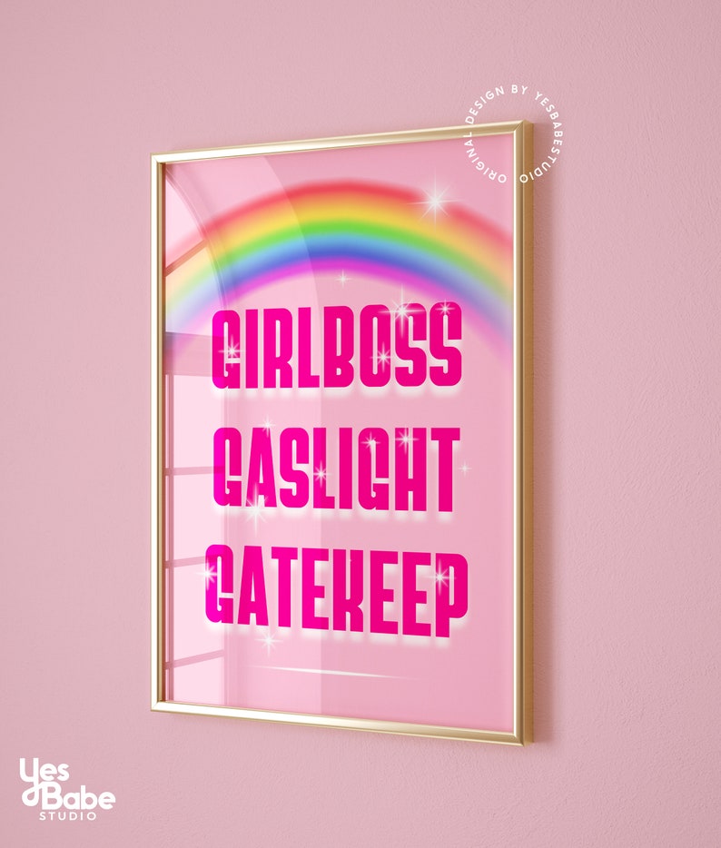 Pu&ograve; includere: Una stampa incorniciata rosa con un arcobaleno e il testo "Girlboss Gaslight Gatekeep" in rosa.
