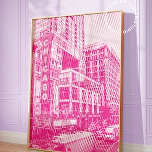 Op de afbeelding: Een ingelijste roze en witte prent van een Chicago stadsgezicht. Het kunstwerk heeft een halftone stippenpatroon, met het woord "CHICAGO" prominent weergegeven. De prent zit in een gouden lijst en leunt tegen een lavendelkleurige muur.