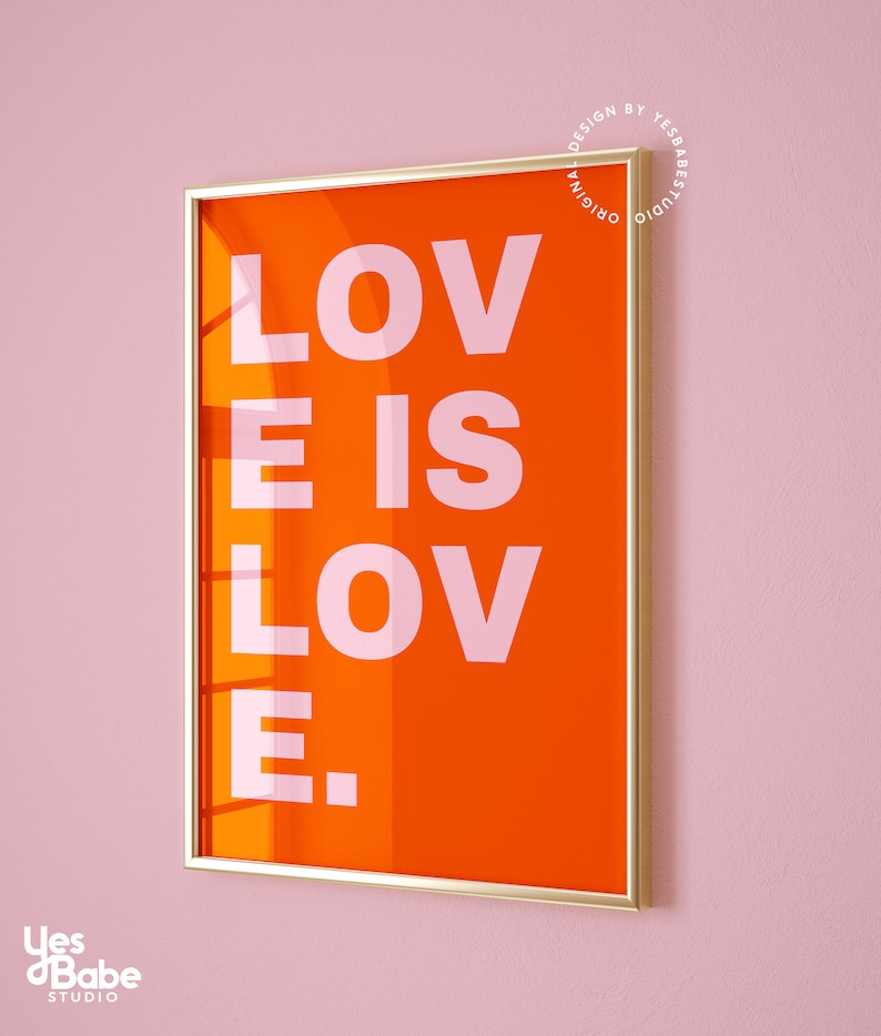 Może przedstawiać: Wydruk w ramie z pomarańczowym tłem i tekstem "LOVE IS LOVE." w r&oacute;żowych literach.