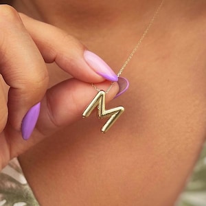 Collar de letras iniciales de globo de oro macizo de 14K / Carta de burbuja personalizada / Collar personalizado / Colgante inicial de oro / Regalo para ella