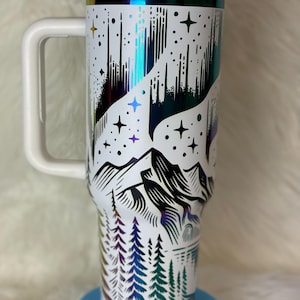 Nordlichter Holographischer Becher 40 Unzen - Laser gravierter Edelstahl, langlebig, anpassbar, atemberaubendes Aurora-Design