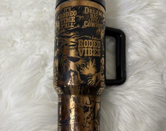 Kubek Rodeo Tumbler 40oz – grawerowany laserowo kubek ze stali nierdzewnej z uchwytem, wzór western kowboj, prezent dla niego lub dla niej