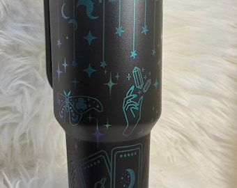 Vaso celestial grabado a láser de 40 oz: fases lunares y estrellas arcoíris. Taza térmica de acero inoxidable. Regalo bohemio cósmico para ella.
