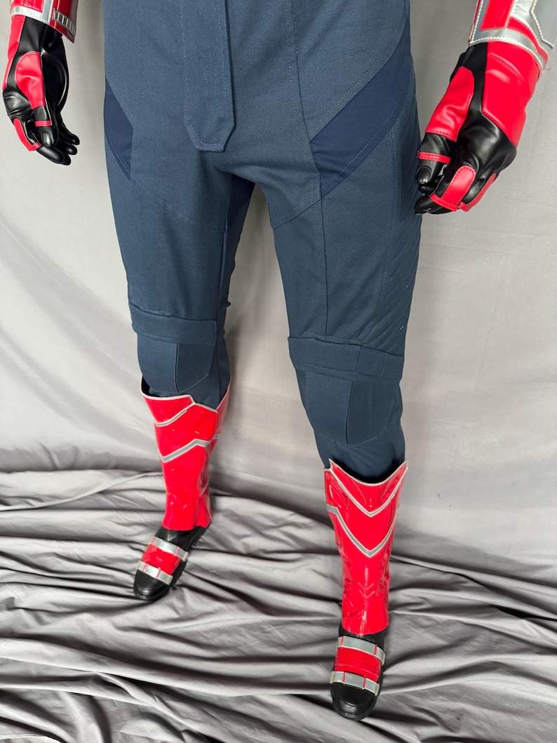 Puede incluir: Un pantal&oacute;n azul con botas rojas y plateadas. El pantal&oacute;n tiene una tela texturizada y est&aacute; dise&ntilde;ado con un aspecto futurista.