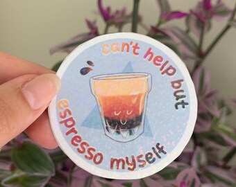 Könnte beinhalten: Ein runder Aufkleber mit blauem Hintergrund und weißem Rand. Der Aufkleber zeigt eine Cartoon-Illustration eines Glases Espresso mit dem Text "can't help but espresso myself".