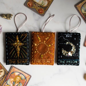 Ornements faits main de carte de tarot en feutre. Le soleil, la lune et les étoiles sont embellis et brodés à la main.  Décoration spirituelle en cristal de Noël, Halloween