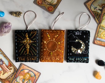 Handgemachte Filz Tarot Karten Ornamente. Handverschönert und bestickt mit Sonne, Mond und Stern. Weihnachten Halloween spirituelle Kristall Dekoration