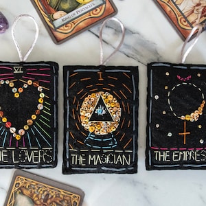Handgemaakte vilten tarotkaartornamenten. Met de hand verfraaid en geborduurd door de minnaars, keizerin en goochelaar.  Kerst Halloween spiritueel Kristal
