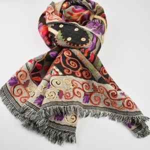Gekochte Wolle Schal, atemberaubende schwarze Hand bestickt Wickeln, Boho Schals, Geschenk für Mama, Stola / Schal / Wickeln 200cm x 70cm