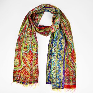 Puede incluir: Una bufanda de seda con estampado de paisley de colores con un esquema de colores rojo, verde, azul y amarillo. La bufanda est&aacute; hecha de puntadas kantha, una t&eacute;cnica tradicional de bordado indio.
