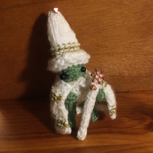Hand Knitted Frog | Froggy the White, the most elegant wizard frog | Vegan