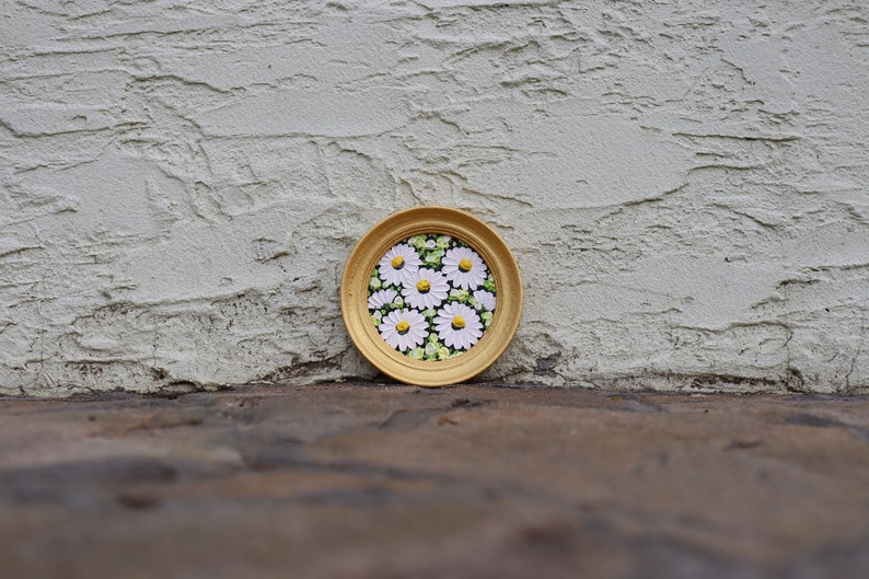 Daisy Mini Painting Round Miniature Original Floral Art Small Artwork Oil Painting Gold Frame White Flowers Daisies Wall Art 2.4х2.4 in imagen 8