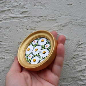 Daisy Mini Painting Round Miniature Original Floral Art Small Artwork Oil Painting Gold Frame White Flowers Daisies Wall Art 2.4х2.4 in imagen 3