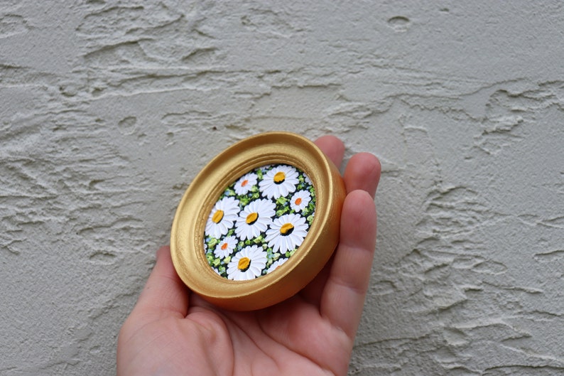 Daisy Mini Painting Round Miniature Original Floral Art Small Artwork Oil Painting Gold Frame White Flowers Daisies Wall Art 2.4х2.4 in imagen 3