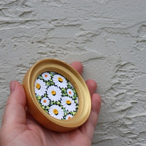 Daisy Mini Painting Round Miniature Original Floral Art Small Artwork Oil Painting Gold Frame White Flowers Daisies Wall Art 2.4х2.4 in imagen 4