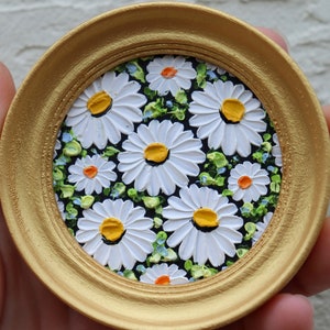 Daisy Mini Painting Round Miniature Original Floral Art Small Artwork Oil Painting Gold Frame White Flowers Daisies Wall Art 2.4х2.4 in imagen 6