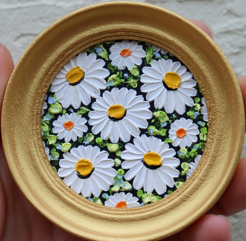 Daisy Mini Painting Round Miniature Original Floral Art Small Artwork Oil Painting Gold Frame White Flowers Daisies Wall Art 2.4х2.4 in imagen 6