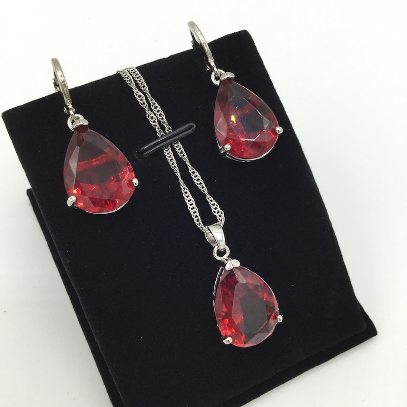 Red Teardrop Cubic Zirconia and Sterling Silver Necklace /& Earrings Set