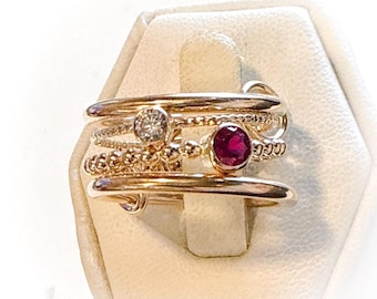 Anillo de oro de 14 quilates con múltiples piedras: Anillo con engaste de granate, piedra de nacimiento de enero (R18)