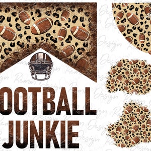 Könnte beinhalten: Ein digitales Design mit einem braunen Footballhelm auf weißem Hintergrund und dem Text "FOOTBALL JUNKIE" in braunen Buchstaben. Der Hintergrund ist ein brauner und beiger Leopardenprint mit braunen Fußbällen.