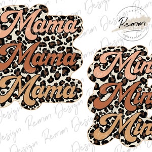 Può includere: Tre immagini digitali di clipart delle parole "Mama" e "Mini" in un font retrò su uno sfondo a stampa leopardata. Le parole sono in diverse tonalità di marrone e rosa.