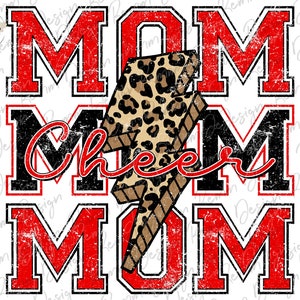 Op de afbeelding: Een distressed ontwerp met het woord "MOM" in rode en zwarte blokletters. Het woord "Cheer" is geschreven in een cursief lettertype en een bliksemschicht met luipaardprint staat in het midden. Het ontwerp staat op een witte achtergrond.