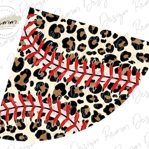 Puede incluir: Una descarga digital de un patrón de tela con temática de béisbol con estampado de leopardo y costuras rojas. El patrón es perfecto para proyectos de manualidades como bolsos, ropa y decoración del hogar.
